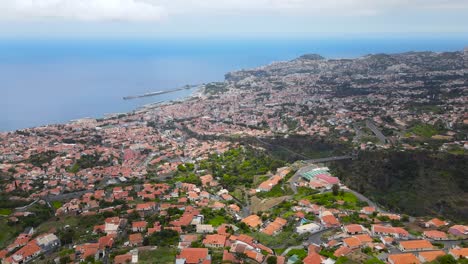 在葡萄牙馬德拉島的芬查爾市 (funchal) 和大西洋 (atlantic ocean) 上空360度無人機空中景觀