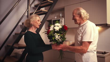 una pareja de ancianos celebrando con flores.