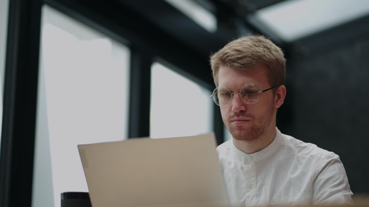 Mitarbeiter, der auf den Bildschirm des Laptops schaut und Fragen hat