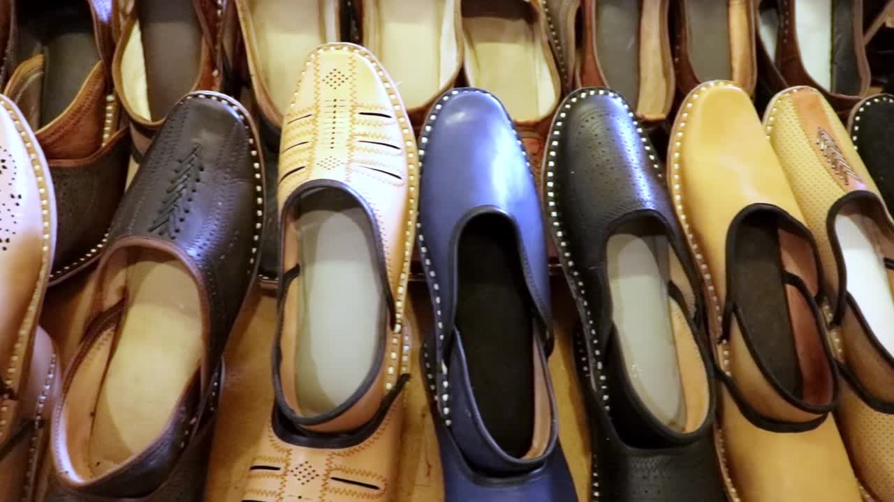 zapato artístico tradicional muchos desde diferentes ángulos en el día