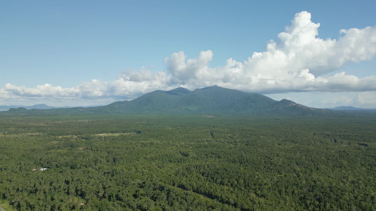 hermosa vista de verano de ariel en la playa de pugu semata, lundu sarawak