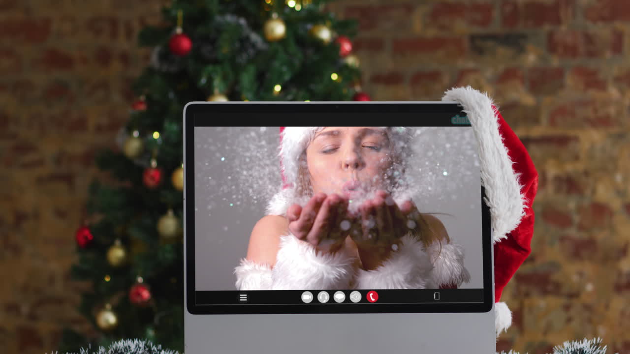 mujer caucásica en disfraz de santa en llamada de video en la computadora, con decoraciones de navidad y árbol