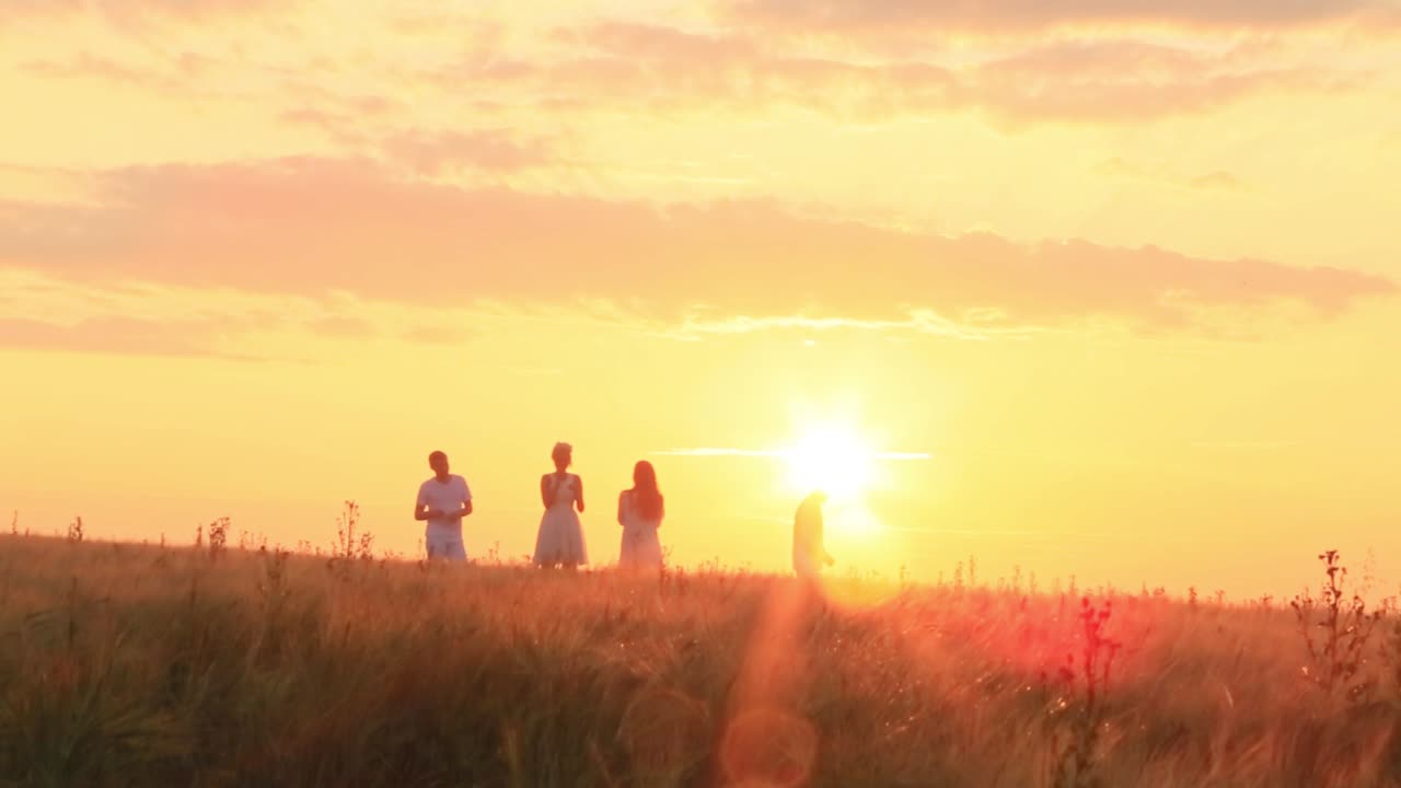해가 지는 동안 밀에서 친구들