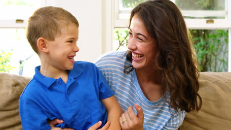 mamá y hijo riendo.