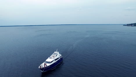 Luftaufnahme-Einer-Luxusyacht,-Die-Auf-Der-Meereslandschaft-Segelt.-Weiße-Yacht-Segeln