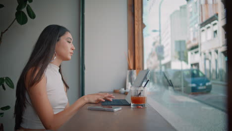 woman working in a cafe