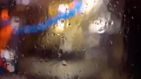 ventana con gotas de lluvia y nieve mojada