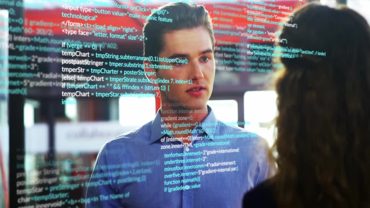Mann führt die Handfläche zu einer Glasplatte, zeichnet holographischen Code nach und erklärt die Logik einem Kollegen.