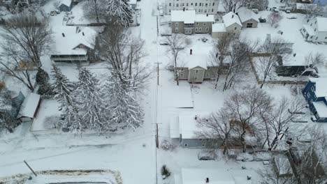 Nachwirkungen-Des-Nordoststurms,-Der-Eine-Kleine-Stadt-In-Neuengland-Mit-Weißem,-Reinem-Schnee-Bedeckte