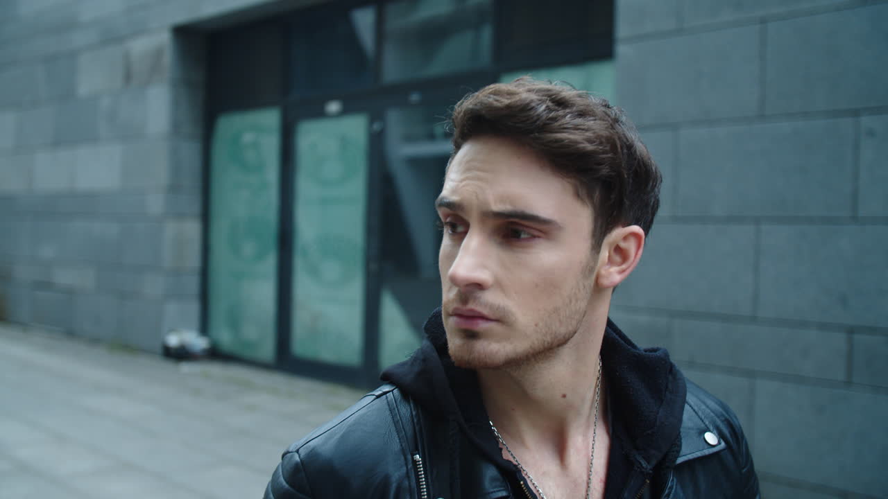 도시 거리에 가는 젊은 남자