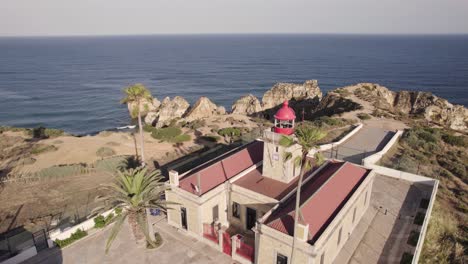 Perros-Corriendo-Por-Los-Terrenos-Del-Faro-De-Ponta-Da-Piedade-Y-La-Casa-Del-Guardián,-Algarve