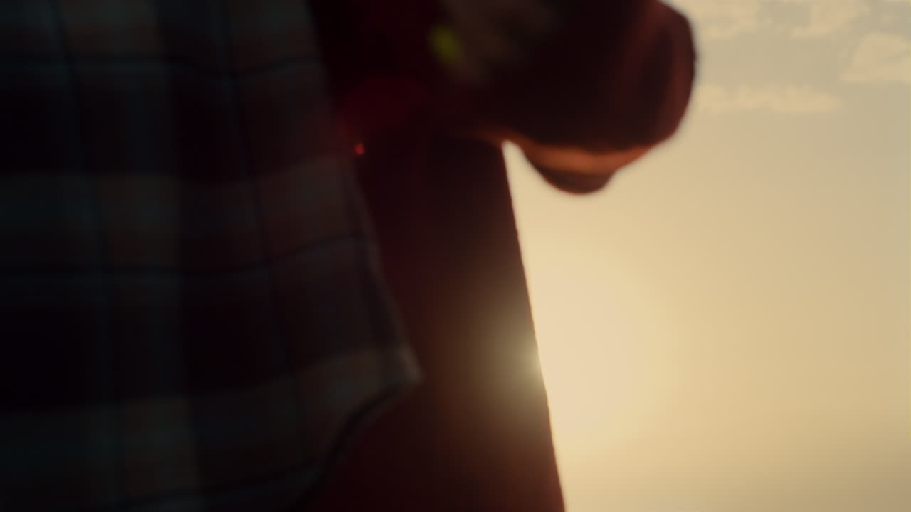 mujer y hombre felices caminando por la playa al atardecer.