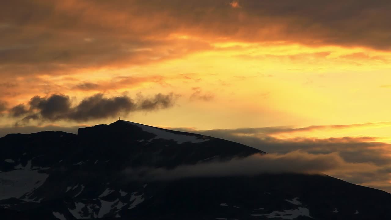 Blick auf einen entfernten Gipfel des Snøhetta-Berges im Dovrefjell-Nationalpark