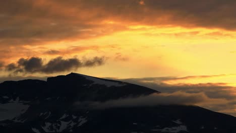 Vista-En-Una-Cumbre-Distante-De-La-Montaña-Snohetta-En-El-Parque-Nacional-Dovrefjell