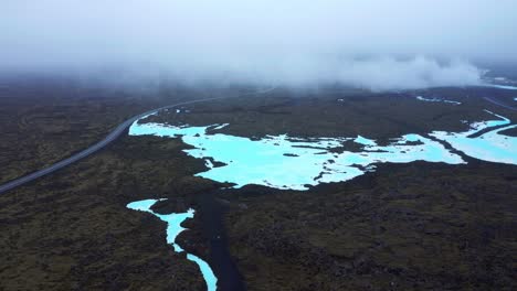 Vista-Aérea-De-La-Laguna-Azul-En-Islandia