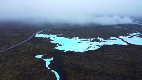 vista aérea de la laguna azul en islandia