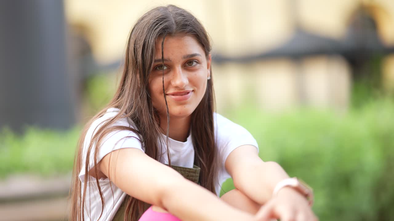mujer joven al aire libre