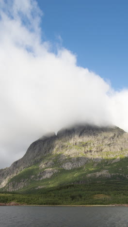 Schöner-See-In-Norwegen-In-Vertikaler