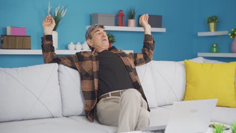 hombre feliz respirando profundamente y relajándose.