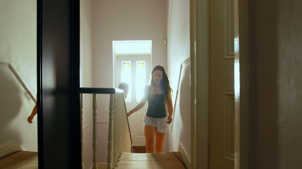 집에서 계단을 올라가는 부부 4k