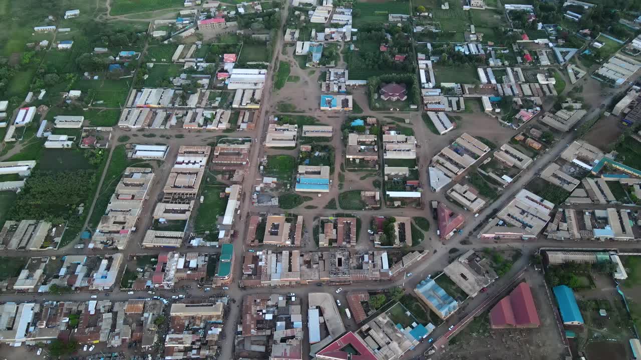 amplia vista aérea sobre la pequeña ciudad de kimana, kenia