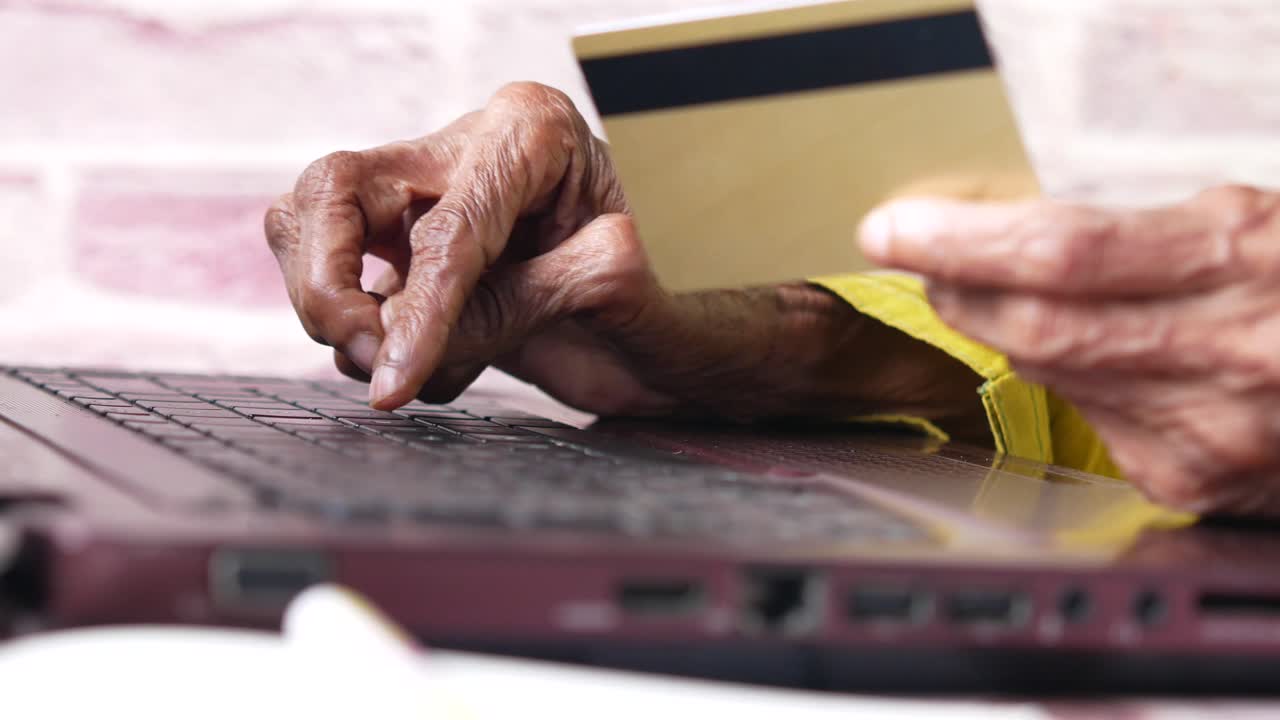 Personne âgée effectuant un achat en ligne