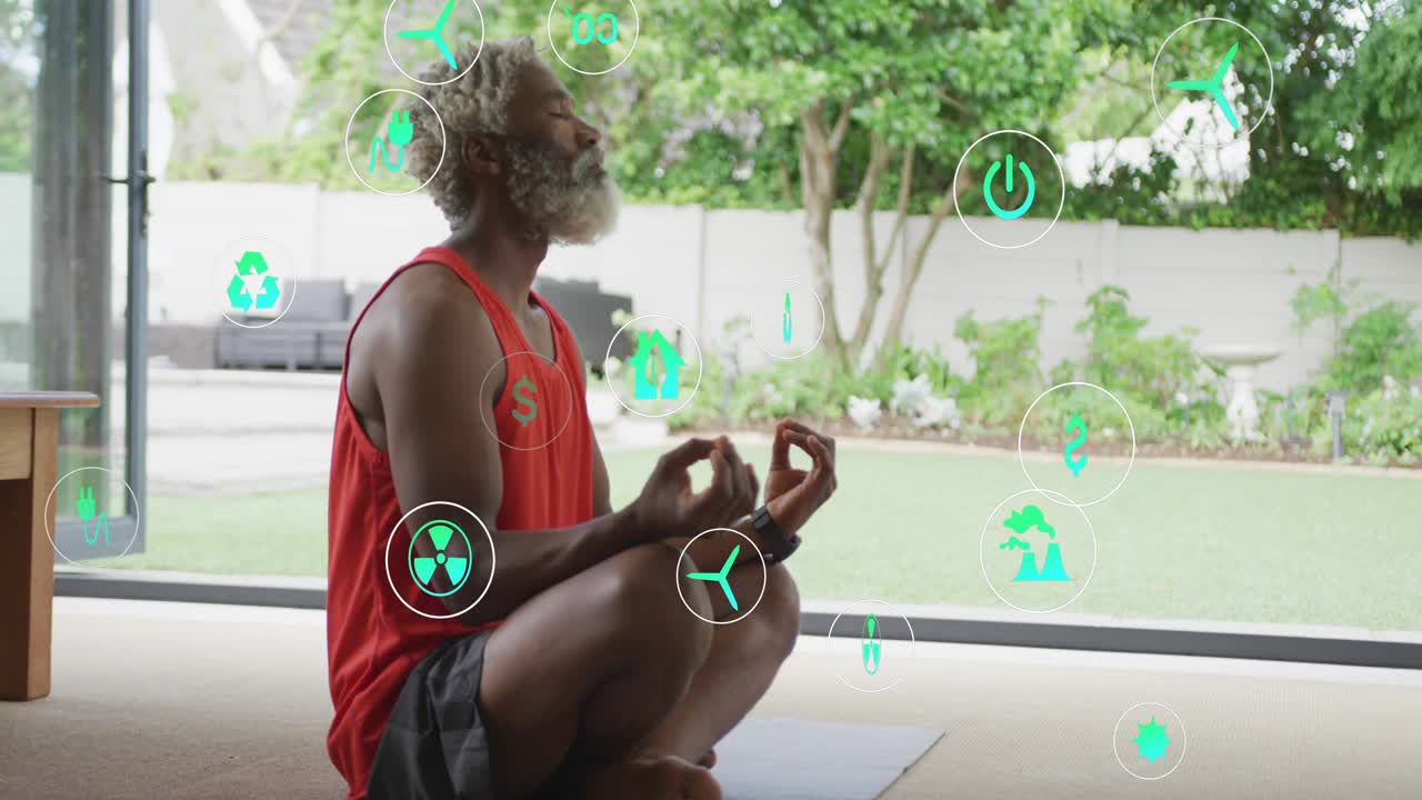 Uomo maturo che medita a gambe incrociate su un tappetino da yoga nel patio e respira, generando icone ecologiche verdi.