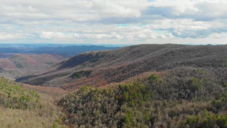 Video-Aéreo-De-Drones-De-4k-De-Los-Acantilados-De-La-Cala-Perdida-En-La-Avenida-Blue-Ridge-Cerca-De-Linville,-Nc