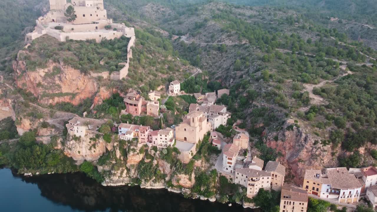 Vista da drone del Castello e del villaggio di Miravet a Tarragona, Spagna