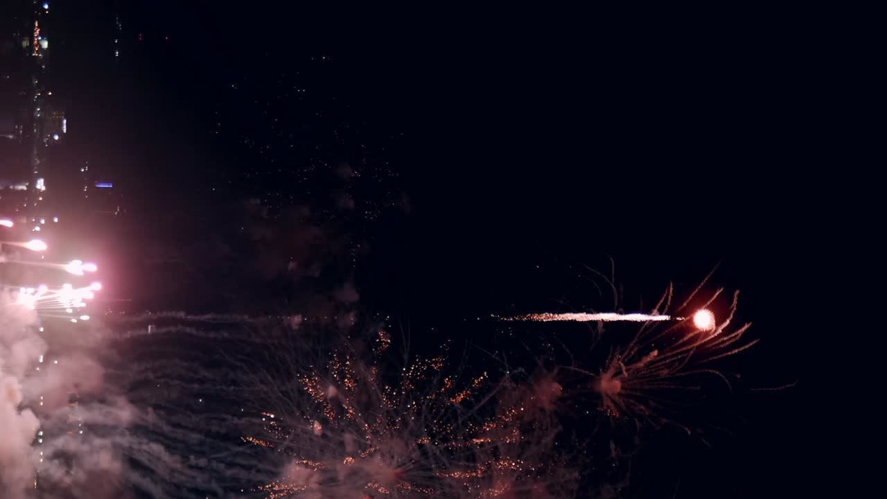 exhibición de fuegos artificiales para la celebración de la víspera de año nuevo con un gran espectáculo de fuegos artificiales multicolor abstracto con luces bokeh en el cielo nocturno