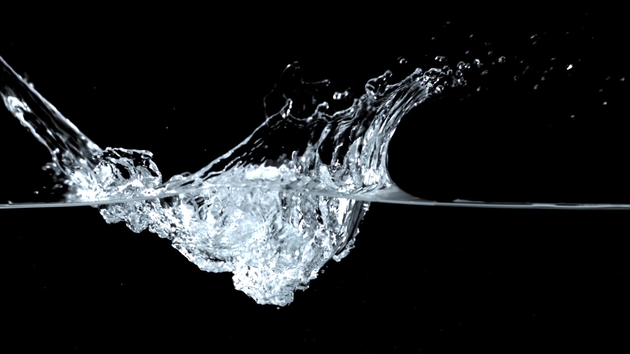 Rallentatore di acqua limpida che schizza e si increspa su sfondo nero.
