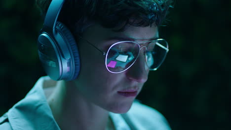 retrato profesional mujer de negocios caucásica con auriculares escuchando música viendo videos en línea usando una tableta disfrutando del entretenimiento trabajando tarde en la oficina por la noche de cerca
