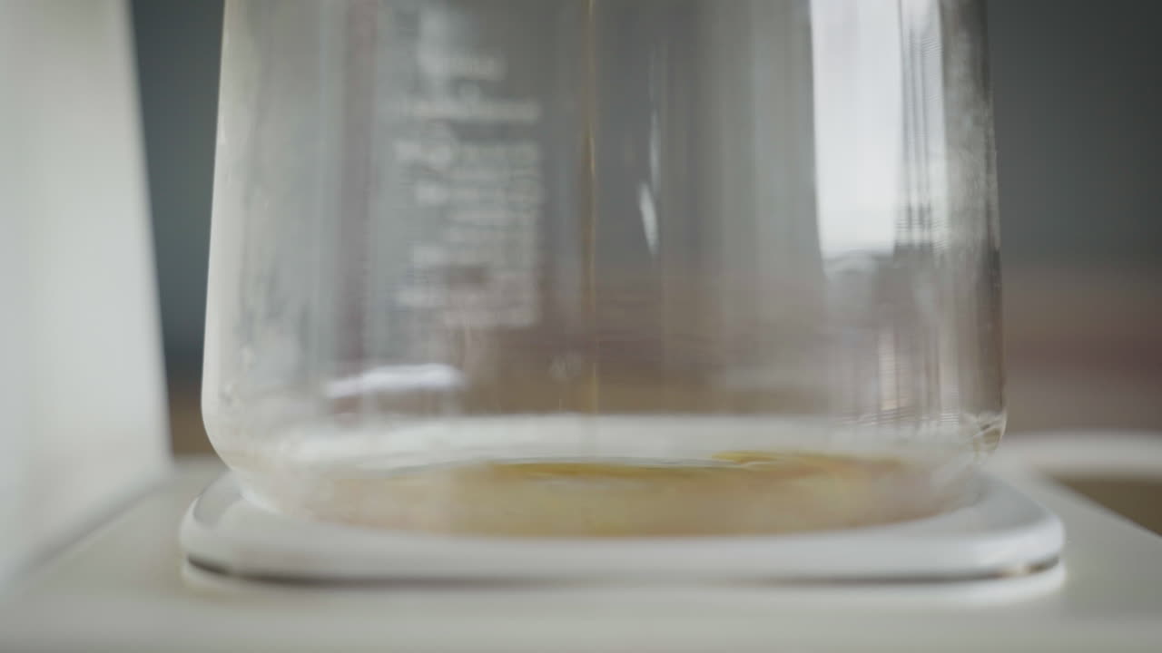 커피 메이커에서 커피 추출