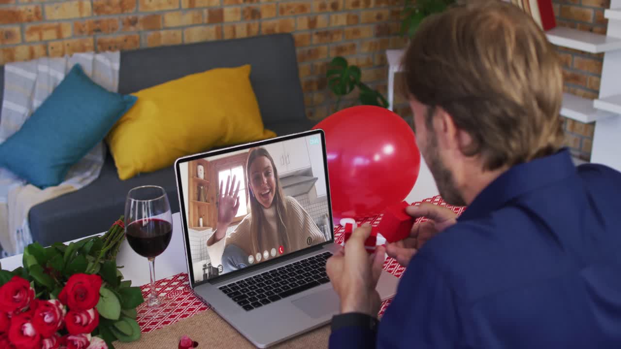 pareja caucásica en una cita de san valentín llamada de video hombre mostrando anillo a la mujer en la pantalla