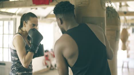 boxeador novato entrenando en el gimnasio