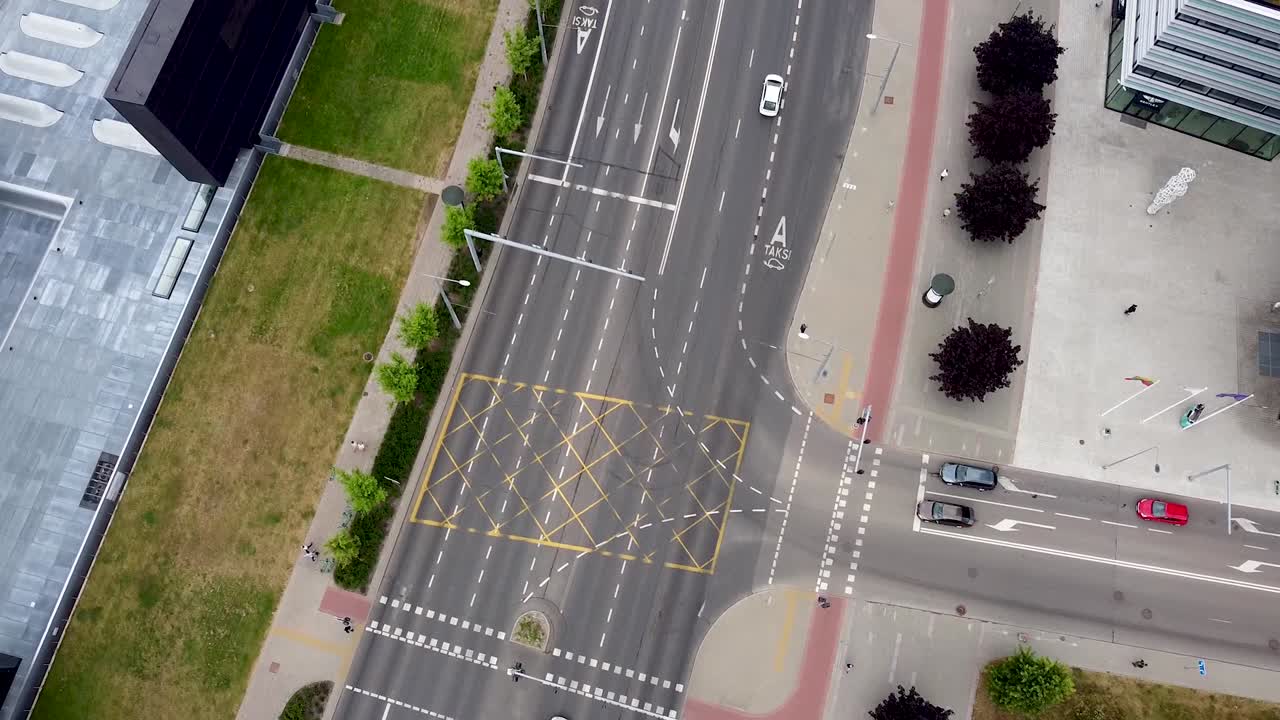 tráfico ligero en una gran intersección. vilna