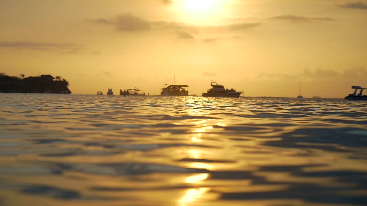 해가 지면 물 위 에 있는 배 들