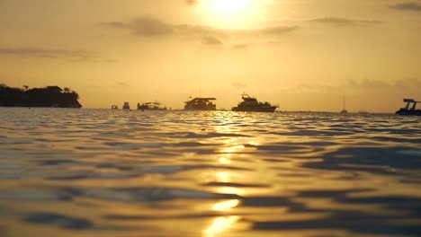 Barcos-en-el-agua-al-atardecer