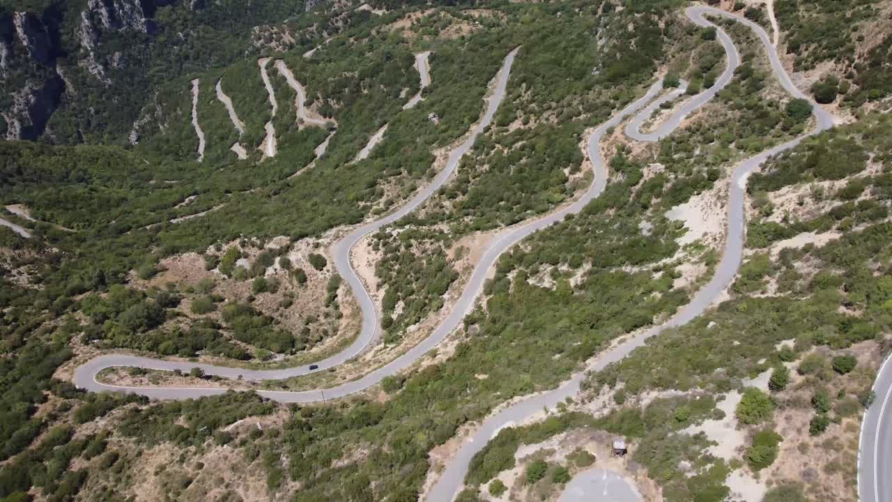 imágenes de drones de carretera de montaña en zigzag