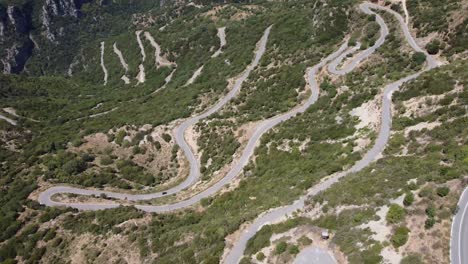 imágenes de drones de carretera de montaña en zigzag