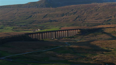 Aufnahme-Einer-Drohnenaufnahme-Des-Ribblehead-Viadukts-Und-Des-Verschneiten-Whernside-In-Großbritannien