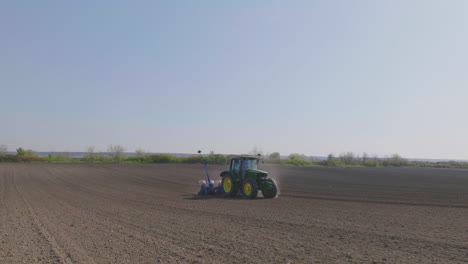 tractor plantando semillas en un campo