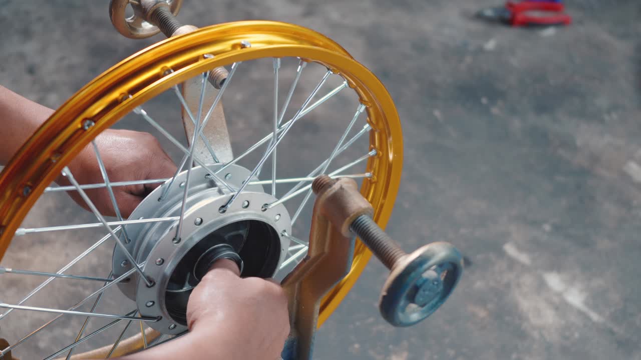 작업하는 기술자 사람 모터사이클 바는 기계 도구에 스피크를 짜고 새로운 강철 바