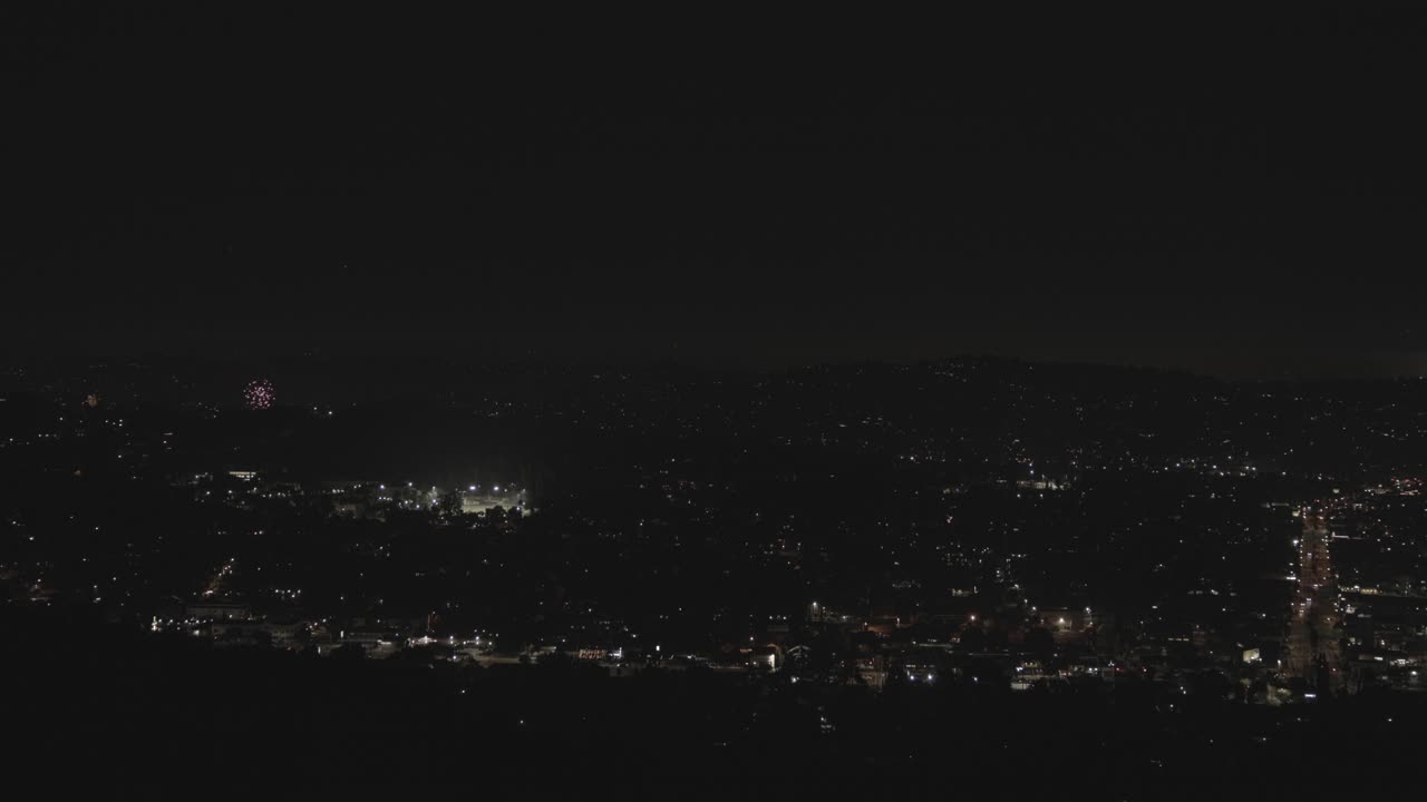Ampia vista di fuochi d'artificio di notte