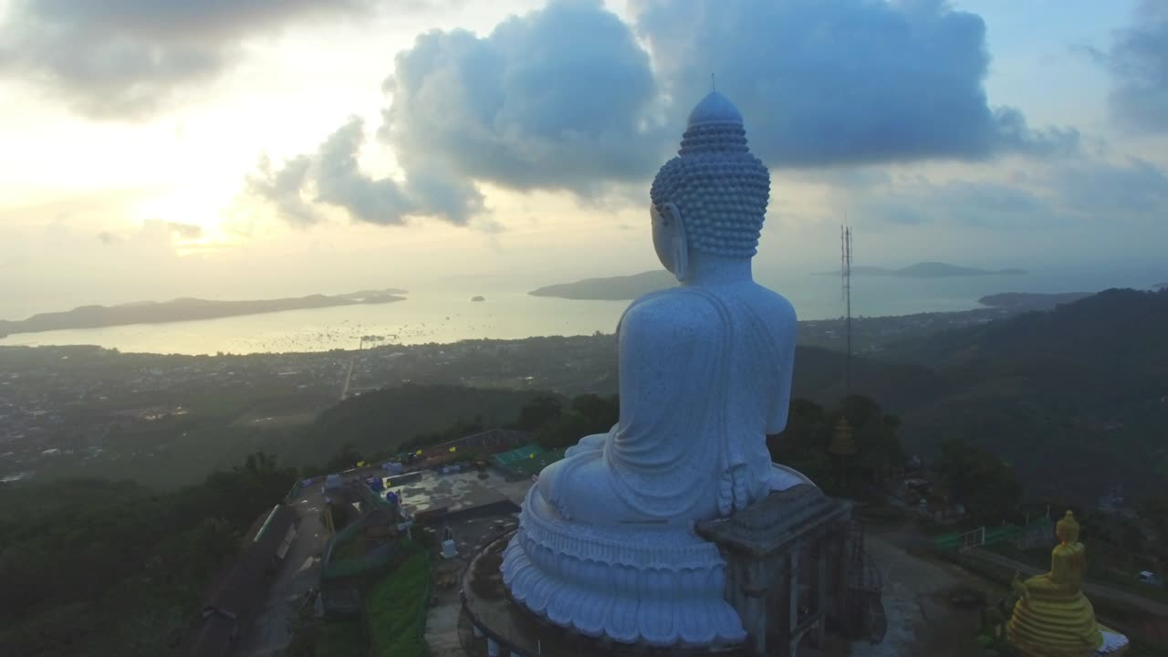 amanecer en la bahía de chalong cuando estás en la cima de la colina de la estatua del gran budo puedes ver alrededor de la isla de phuket
