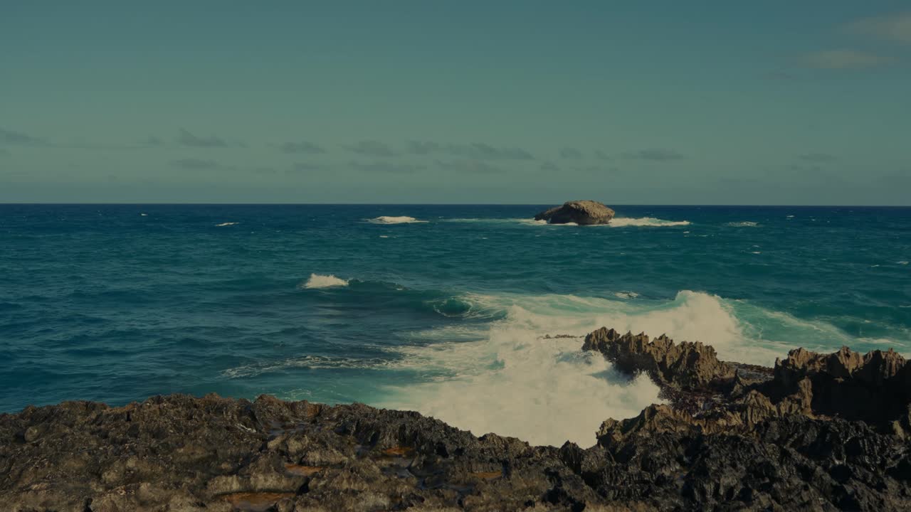 Onde potenti si infrangono contro la costa rocciosa a East Honolulu, Hawaii.