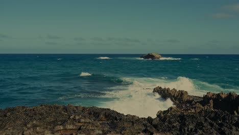 Poderosas-Olas-Rompen-Contra-La-Costa-Rocosa-En-El-Este-De-Honolulu,-Hawaii