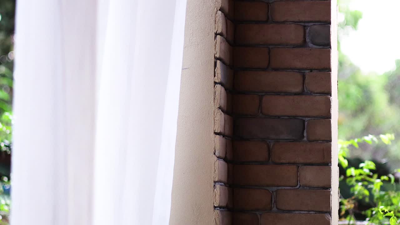 바람에 부드럽게 움직이는  커튼