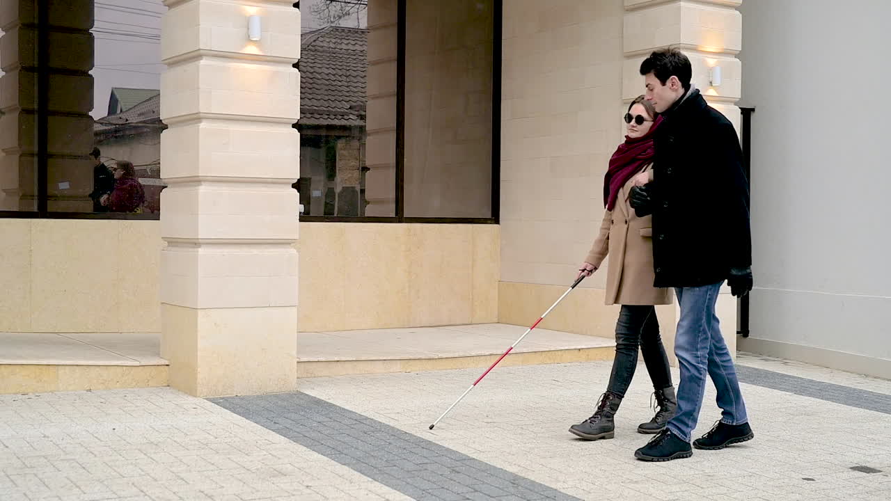 거리를 걷는 남자와 눈먼 여자의 옆모습