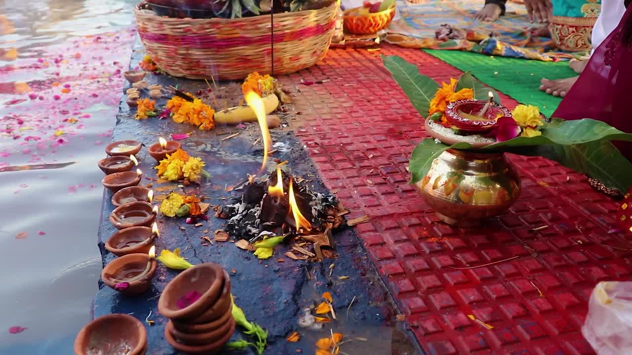 lámpara de aceite encendida en la orilla del río durante los rituales sagrados en el festival desde diferentes ángulos el video se toma con motivo del festival chhath que se utiliza para celebrar en la india del norte el 28 de octubre de 2022